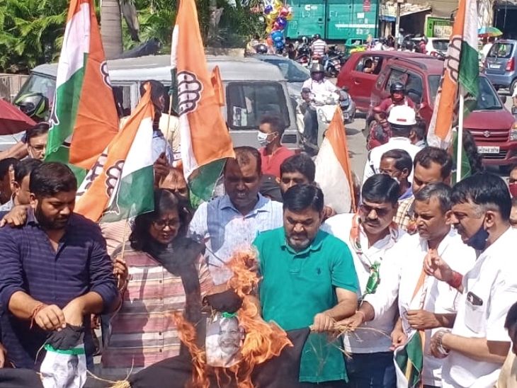 महानगर कांग्रेस कमेटी के अध्यक्ष संजय पांडेय ने कहा कि उतर UP में लगातार सरकारी सह पर अपराध की घटनाएं हो रही हैं और इसके विरोध में आवाज बुलंद करने वाले राजनेताओं को गैर जिम्मेवार तरीके से गिरफ्तार किया जा रहा है।  - Dainik Bhaskar