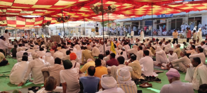 घड़साना में एसडीएम ऑफिस के बाहर डटे जवान।
