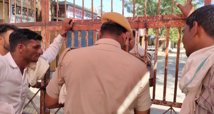घड़साना में एसडीएम ऑफिस के बाहर से अपने साथी से बात करता पुलिसकर्मी।