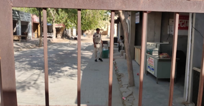 घड़साना के एसडीएम ऑफिस में टहलता पुलिसकर्मी।