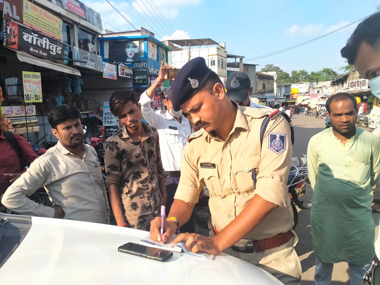 ट्रैफिक इंचार्ज देवेंद्र सिंह परिहार ने काटा चालान।