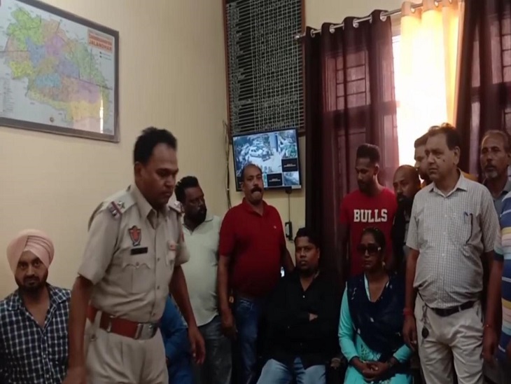 पुलिस थाने में बयान दर्ज करती पुलिस। - Dainik Bhaskar