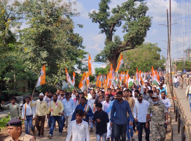 जगदलपुर में उमस भरे मौसम में भीड़ उमड़ पड़ी।