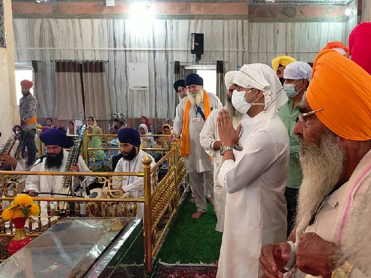 गुरुद्वारे में पहुंचकर सिंधिया ने अरदास की।