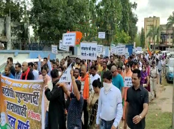विशाल विशाल प्रदर्शन प्रदर्शन किया है।