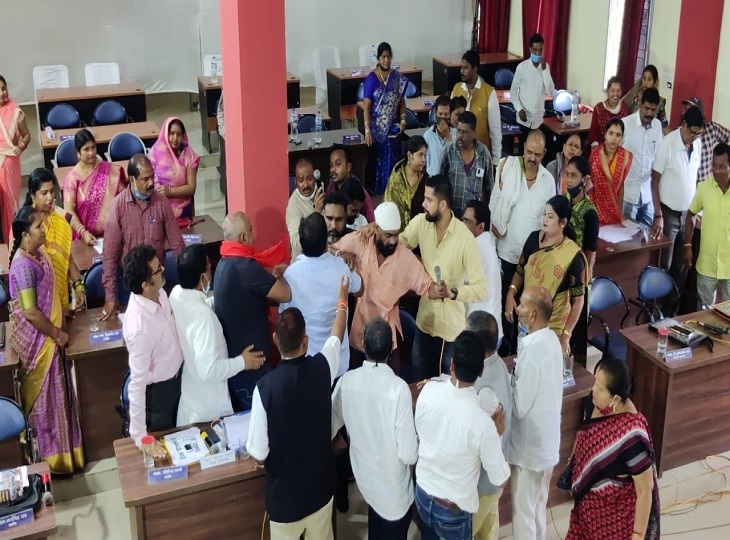 नगर में चलने वाले गेंदबाजों के बीच-बीच में दबाव डालते थे।