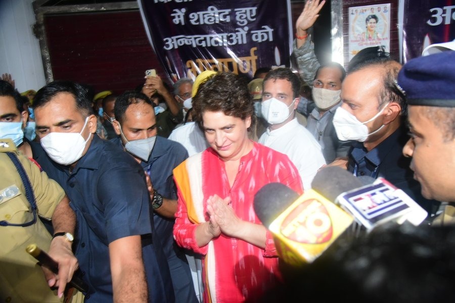 सीतापुर गेस्ट हाउस से निकलते राहुल और प्रियंका।