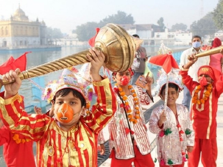 इस तरह वानर रूप धारण कर पहुंचते हैं बच्चे।