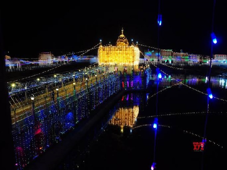रंग बिरंगी लाइटों से सजा दुर्ग्याणा मंदिर।