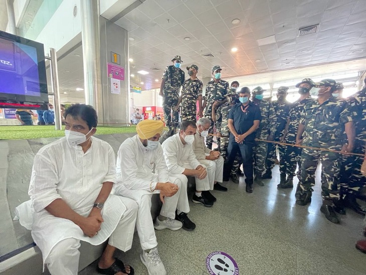 पुलिस की गाड़ी से जाने से इन्कार कर राहुल गांधी, भूपेश बघेल, चरणजीत सिंह चन्नी और केसी वेणुगोपाल हवाई अड्डे के भीतर ही धरने पर बैठ गए थे।