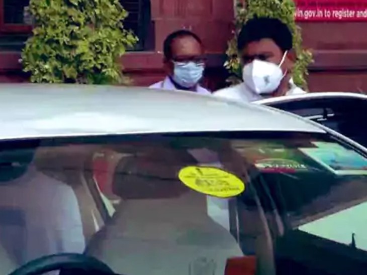 अजय मिश्र आज सुबह दिल्ली पहुंचे थे। सूत्रों के मुताबिक उन्हें केंद्र सरकार ने तलब किया था, हालांकि उन्होंने निजी काम से दिल्ली जाने की बात कही थी।