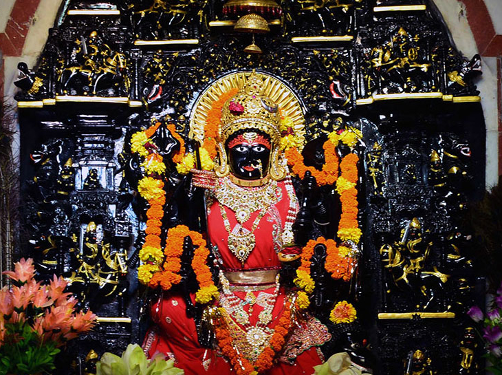 त्रिपुरा सुंदरी मंदिर राजनेताओं का पसंदीदा मंदिर माना जाता है। यहां नरेंद्र मोदी से लेकर वसुंधरा राजे जैसे कई राजनेता दर्शन करने आते हैं।