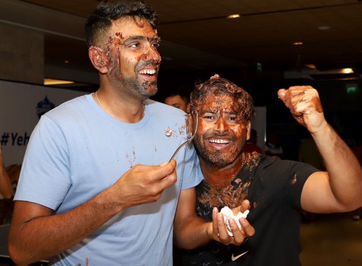 अश्विन के साथ बर्थडे का जश्न मनाते नजर आए कप्तान ऋषभ पंत। सोमवार को CSK के खिलाफ जीत हासिल करके DC की टीम IPL 2021 की अंक तालिका में पहले स्थान पर पहुंच गई है। IPL के इतिहास में यह पहला मौका है जब किसी टीम ने अंक तालिका में 20 अंक बनाए हों।