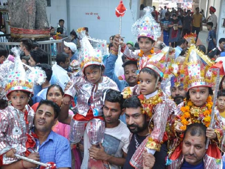 परिवार के साथ मत्था टेकने पहुंचते हैं बाल हनुमान। फाइल फोटो