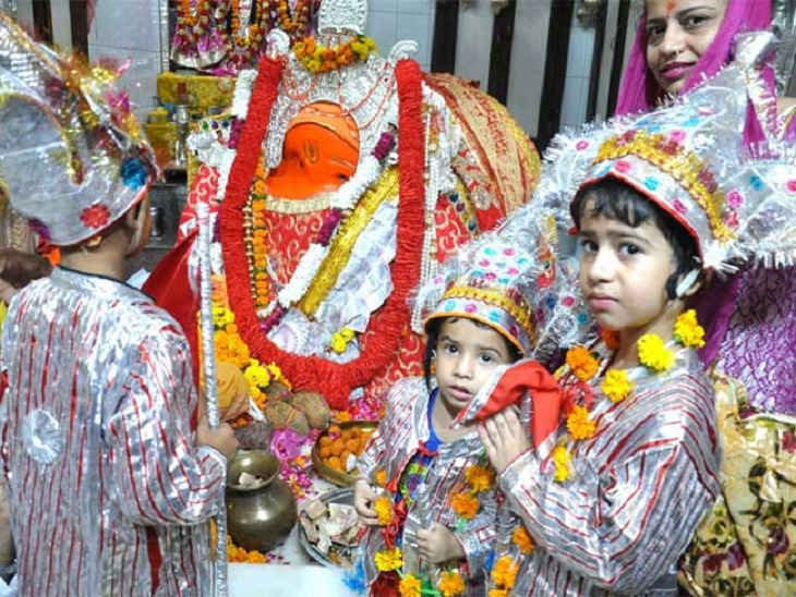 हनुमान जी के दरबार में बच्चे। फाइल फोटो