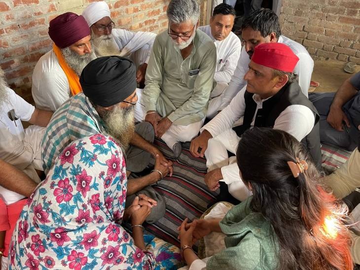 पीड़ित परिवार वालों से बातचीत करते अखिलेश यादव।