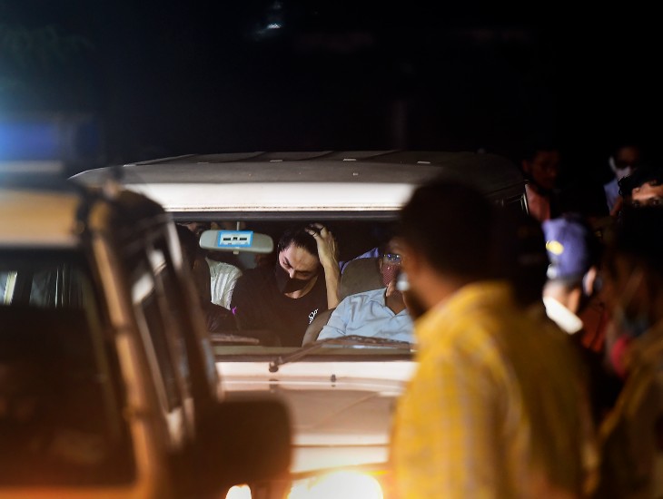 आर्यन की यह तस्वीर अदालत के फैसले के बाद की है। NCB ऑफिस जाने के दौरान भी आर्यन परेशान नजर आये।