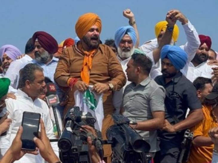 लखीमपुर जाने के लिए निकले सिद्धू।