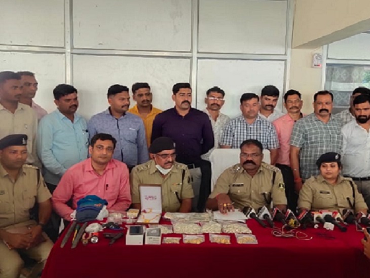 तेज से 60 लाख, 3 लाख, 2 मोबाइल और 3 बाइक की है।
