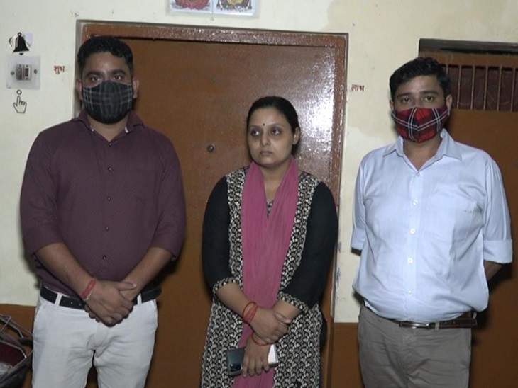 मनीष के दोस्त हरबीर और प्रदीप सीन रिक्रिएट कराने के लिए किसी भी हाल में गोरखपुर आने को तैयार नहीं हैं।