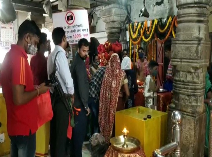 माता के दरबार में उमड़-घुमड़।