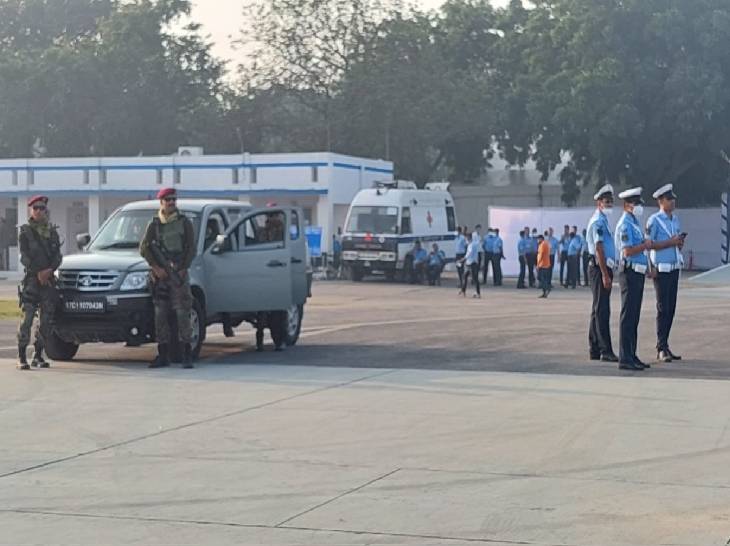 हिंडन एयरबेस पर स्थापना दिवस के मद्देनजर तैनात स्पेशल कमांडो।