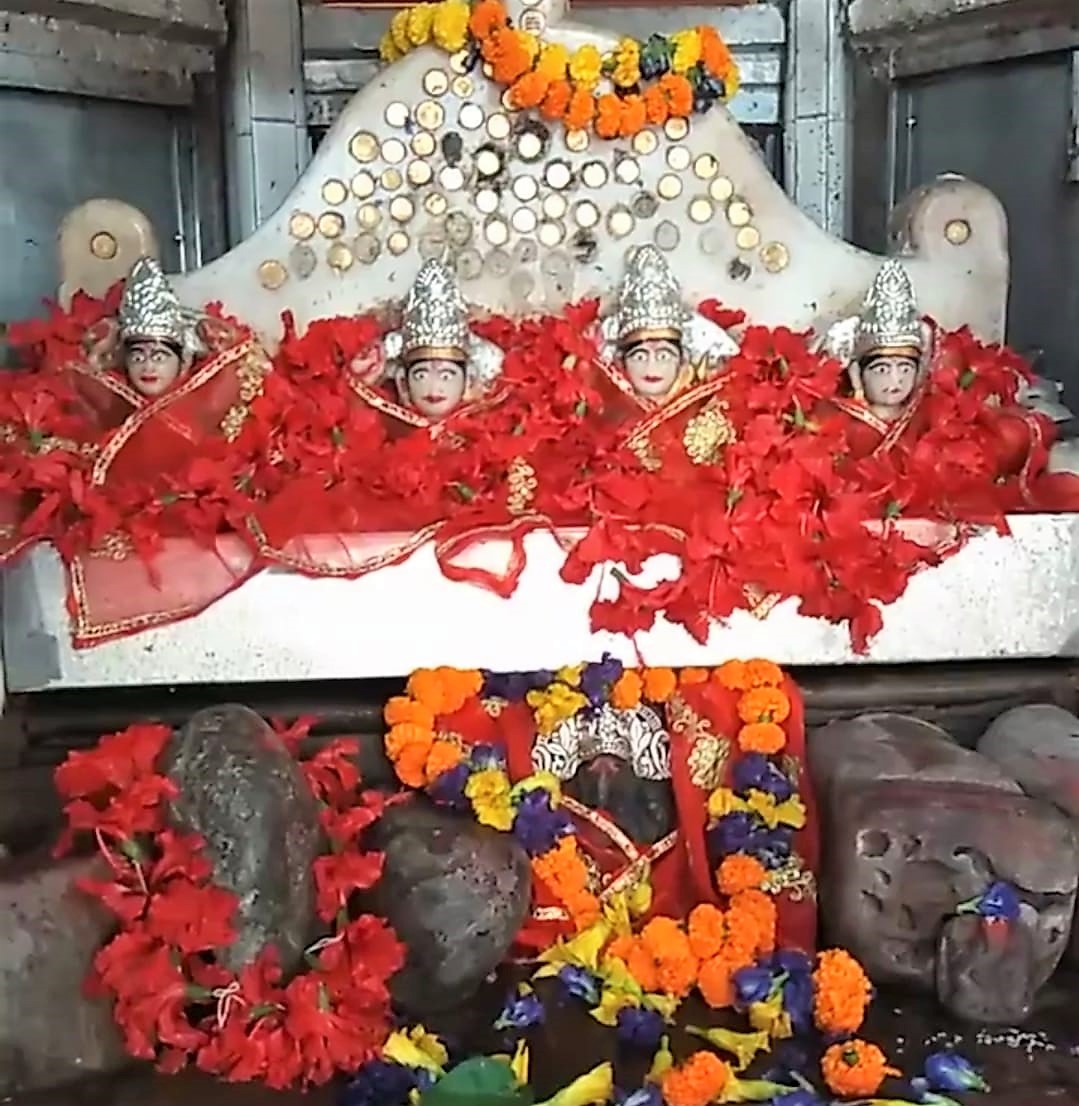 Shardiya Navratri 2025 : कानपुर के तपेश्वरी मंदिर में शारदीय नवरात्रि के पहले दिन उमड़ा भक्तों का सैलाब, मां के दर्शन को लगी लंबी कतारें 2 2 1633634798