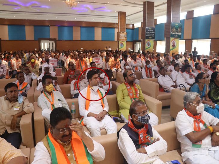 5 अक्टूबर को प्रदेश प्रभारी मुरलीधर राव की सभा में हर्षवर्धन सिंह चौहान कार्यकर्ता की तरह मंच के सामने बैठे थे।