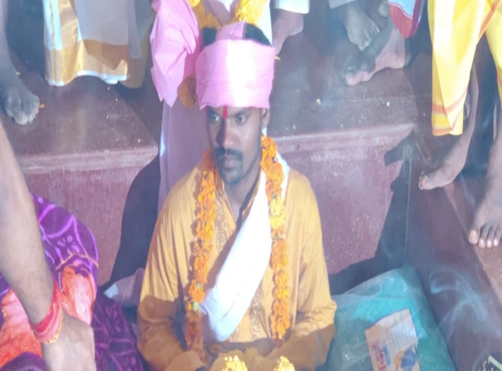 कुंड में बैठी जो।