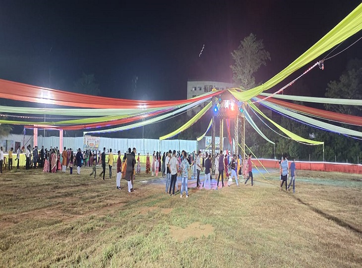 चितालंका के फ्लड लाईट क्रिकेट स्टेडियम में गरबा का यूज़ किया गया है।