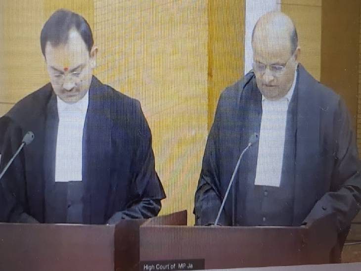 चीफ जस्टिस मोहम्मद रफीक महाधिवक्ता से एमपी हाईकोर्ट के नए जस्टिस बने पुष्पेंद्र कौरव को पद की शपथ दिलाते हुए।