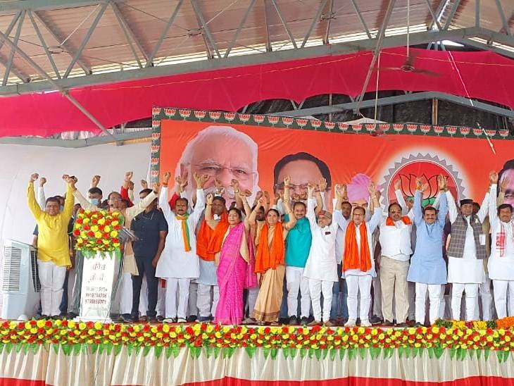 मुख्यमंत्री ने शुक्रवार को मंडी परिसर में जनता को संबोधित किया।