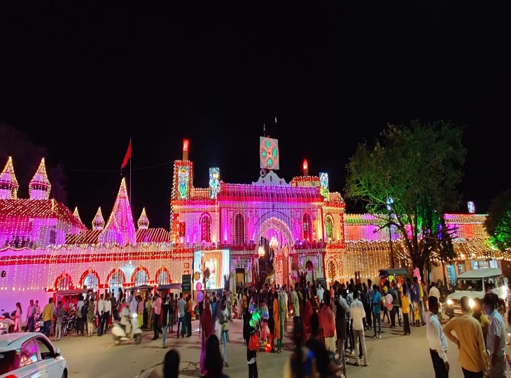 रंगीन से भगवान जगदलपुर का दांतेश्वरी मंदिर।