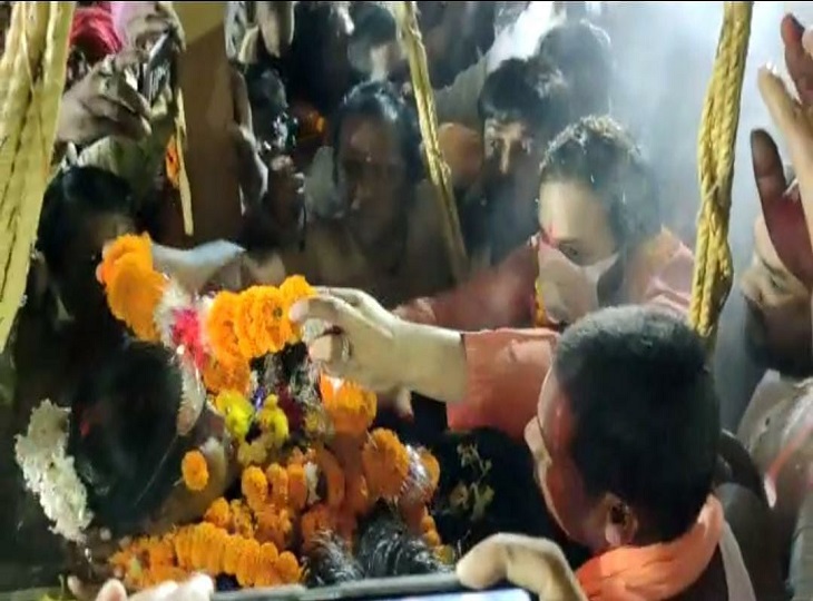 परिपाटी के झुमके झुलती का काछनदेवी।