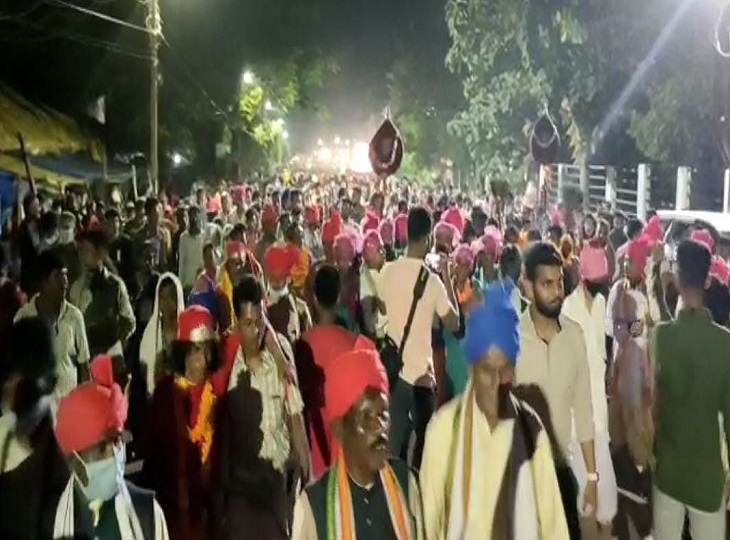 परिपाटी देखने वालों की भीड़।