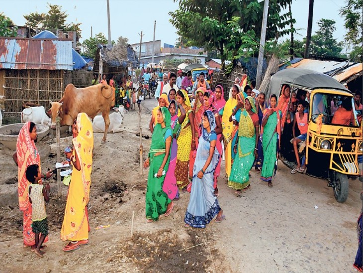 पूर्णिया के मलडीहा गांव में महिलाएं भी चुनाव प्रचार में पीछे नहीं है।