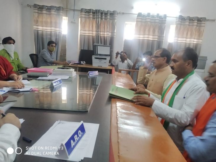 पृथ्वीपुर में मुख्यमंत्री शिशुपाल का नामांकन भरवाने पहुंचे।