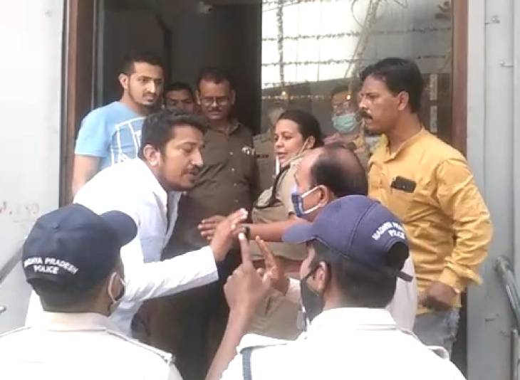 उज्जैन में कांग्रेस नेता ने पुलिस से विवाद किया।