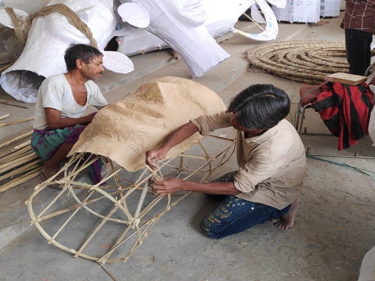 रावण का पुतला बनाते आगरा से आए कारीगर।