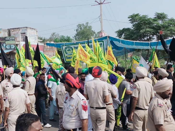 सुखबीर बादल का विरोध करने में लिए इकट्‌ठा हुए किसानों को रोकती पुलिस।