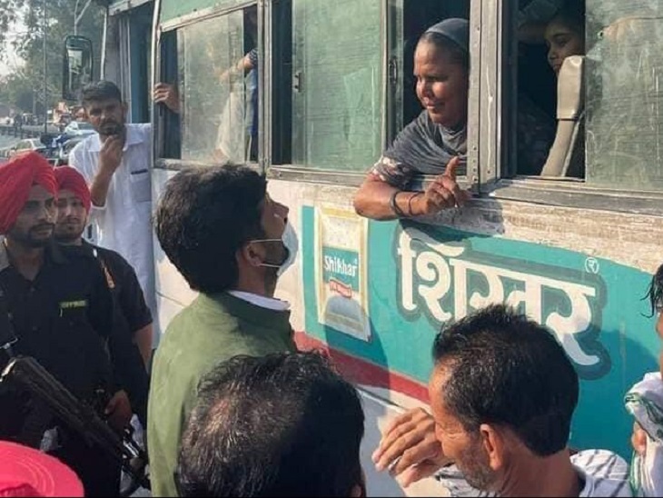 सवारियों से परेशानी पूछते मंत्री राजा वड़िंग।