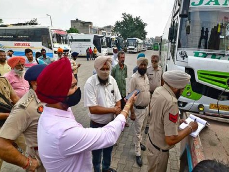 अवैध बसों पर कार्रवाई करते ट्रांसपोर्ट अफसर और पुलिस कर्मी।