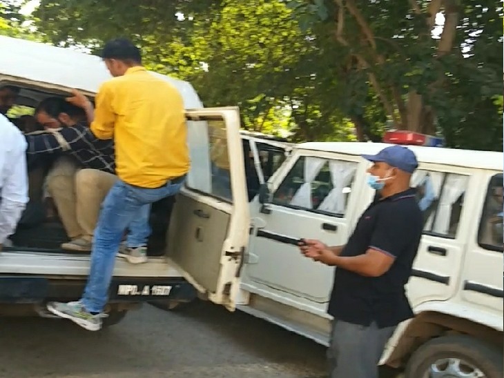 स्मैक तस्करों को बोलेरो जीप में बैठाकर पेशी पर ले जाते क्राइम ब्रांच के जवान - Dainik Bhaskar