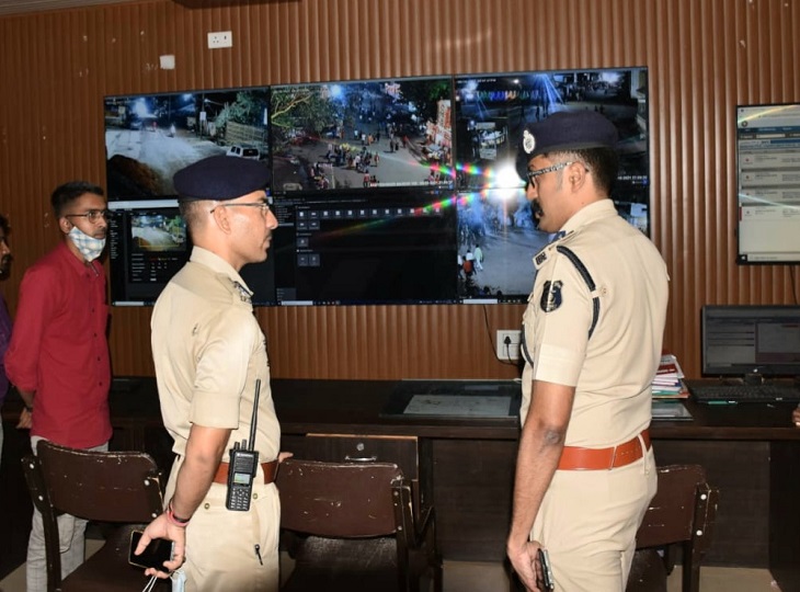 आईजी सुंदरराज खुद की रक्षा कर रहे हैं।
