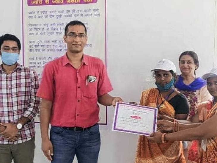 उद्यम सखियों को प्रमाण-पत्र देते कलेक्टर डॉ. पंकज जैन। - Dainik Bhaskar