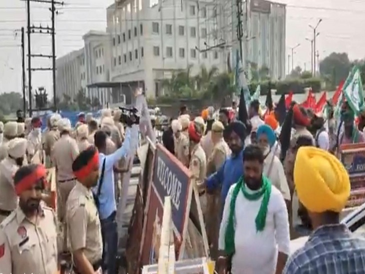 बैरिकेड लगाकर किसानों को रैली की जगह पर जाने से रोकती पुलिस।