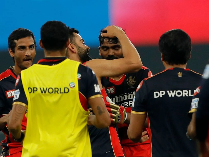 बेंगलुरु को जीत के लिए आखिरी तीन गेंदों पर 7 रन चाहिए थे। पहली गेंद बल्लेबाज ने छोड़ दी फिर दूसरी गेंद पर 2 रन बनाए और आखिरी गेंद पर जीत के लिए 6 चाहिए थे। पर आखिरी गेंद उनके बल्ले से नहीं लग पाई। उन्हें लगा कि टीम हार गई और वे उदास हो गए और माथा पकड़ लिया। तभी अंपायर ने उस गेंद को वाइड करार दिया और आखिरी गेंद पर भरत ने छक्का जड़ कर टीम को जीत दिलाई।