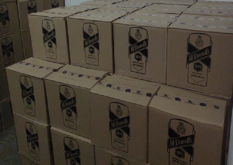 25 लाख की अवैध शराब पकड़ी: फोम के गद्दों के नीचे 390 कार्टून अंग्रेजी शराब के छिपाकर ले जाए जा रहे थे ,नाकाबंदी देख ट्रक चालक हुआ फरार