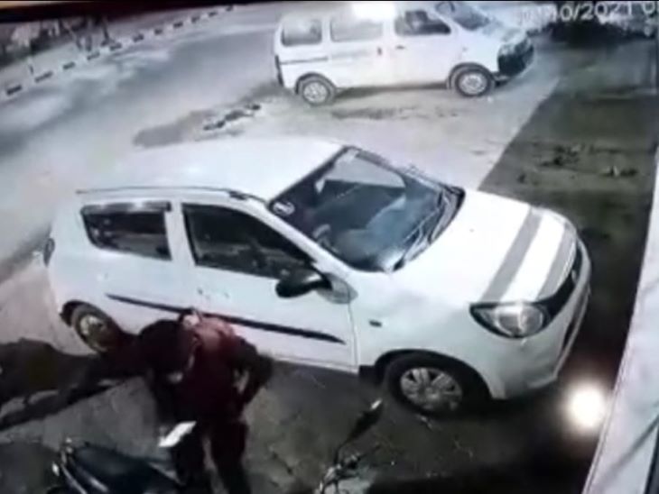 शातिर बाइक की चोर: महज 1 मिनट में अस्पताल के बाहर खड़ी मोटरसाइकिल हुई पार, CCTV में कैद हुई वारदात