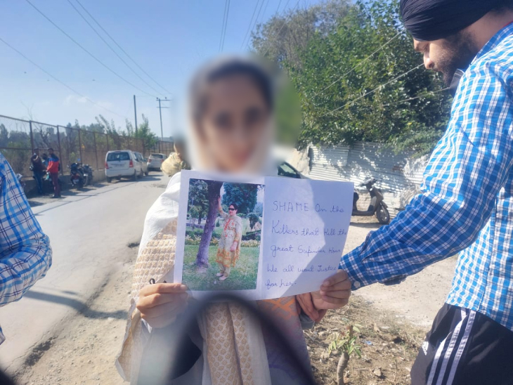 ये सुपिंदर कौर की बेटी है। 7वीं में पढ़ती है। इसके हाथ में एक पोस्टर है, जिस पर लिखा है-उन हत्यारों को शर्म करनी चाहिए, जिन्होंने महान सुपिंदर कौर की हत्या की।